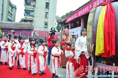 中國(guó)僑網(wǎng)前天(3月5日)上午,,在海陽(yáng)縣儒學(xué)宮舉行“拜孔子·誦國(guó)韻·開筆禮”活動(dòng)啟動(dòng)儀式上,,小學(xué)生們有序走到正殿右方的狀元鼓面前,擊鼓明志,。 本報(bào)記者 陳宏文 攝