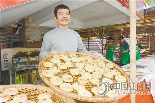 中國僑網(wǎng)“嘜哥”馮述稂和他制作的辣木燒餅,。