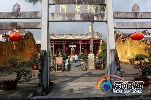中國僑網(wǎng)“南洋文化之旅·感受文昌魅力”大型媒體采風活動走進文昌孔廟,。 南海網(wǎng)記者陳望 攝