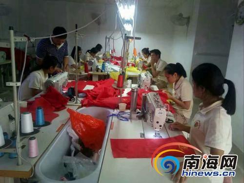 中國僑網(wǎng)殘疾人在愛心服裝廠工作。
