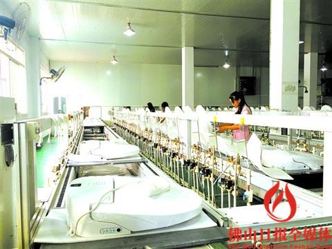 中國(guó)僑網(wǎng) 我市正加快推動(dòng)制造業(yè)從數(shù)量擴(kuò)張向質(zhì)量提高的戰(zhàn)略性轉(zhuǎn)變,。在法恩潔具自動(dòng)生產(chǎn)線上,工人認(rèn)真檢測(cè)組裝好的馬桶蓋,。/資料圖片