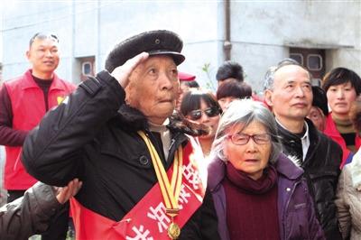 中國僑網(wǎng)隔著80年的迢迢歲月,老兵彭康昌向著他的朱團長敬了一個標(biāo)準(zhǔn)的軍禮,。