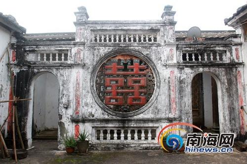 中國僑網(wǎng)“南洋文化之旅·感受文昌魅力”大型媒體采風(fēng)活動(dòng)走進(jìn)文昌鋪前鎮(zhèn)吳家老宅,。南海網(wǎng)記者陳望 攝