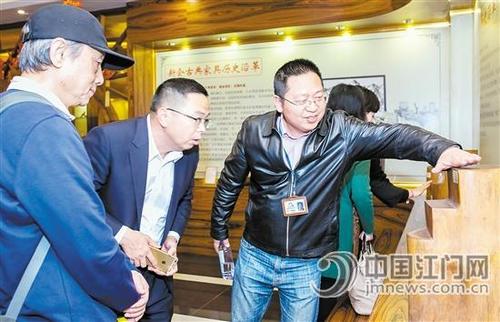 中國僑網(wǎng)新會(huì)古典家具城董事長袁秋耘向澳門中華藝術(shù)交流促進(jìn)會(huì)一行介紹古典家具,。