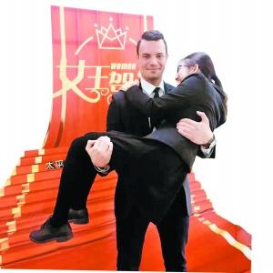 中國僑網(wǎng)得到“男神”的抱抱,,女員工笑開懷,。