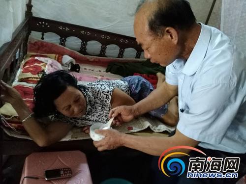 中國(guó)僑網(wǎng)陳彩英腰椎骨折后無(wú)法下床,吃喝拉撒都要人在旁照顧,。