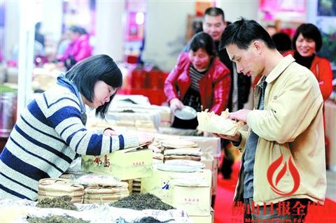 中國(guó)僑網(wǎng)2015年5月的茶博會(huì)上市民在選購(gòu)茶葉。/ 佛山日?qǐng)?bào)記者甘建華攝