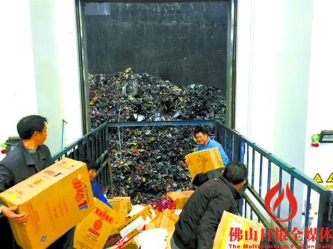 中國僑網(wǎng)工人將非法卷煙投入固體垃圾收集倉,再進(jìn)行焚燒銷毀。 佛山日報記者宋世偉攝