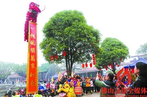 中國(guó)僑網(wǎng)洪圣廟會(huì)期間,,精彩的醒獅表演,吸引眾多市民觀看,。