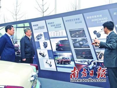 中國僑網(wǎng)佛山市委書記魯毅(中)在聽取福田汽車的新產(chǎn)品介紹,。南方日報記者 王伯樂 攝