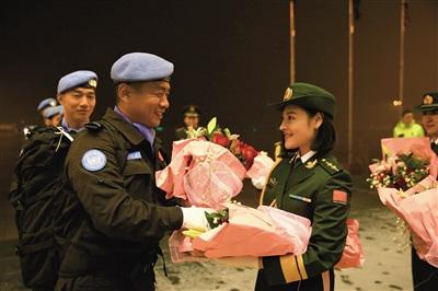中國僑網女戰(zhàn)友為維和英雄獻上鮮花。陳晨 攝