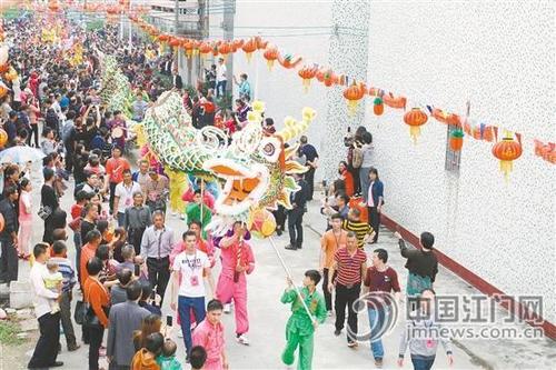 中國僑網(wǎng)廟會期間最引人入勝的就是巡游,,巡游線路上每一處地方都有群眾夾道圍觀,。