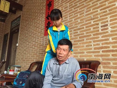 中國僑網(wǎng)馮靜怡給爺爺按摩,。南海網(wǎng)記者 高鵬 攝