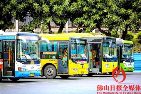 中國僑網(wǎng)三水區(qū)文化公園公交站,,各路公交在等候發(fā)車,。我市正大力推動城市公共交通體系建設,今年將新增,、更新公交車300輛,。佛山日報記者陳浩森攝(資料圖片)