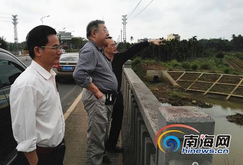 中國僑網(wǎng)水文水資源專家,,中國工程院院士王浩到文昌市進(jìn)行實地調(diào)研,,尋求治理良策。省水務(wù)廳供圖