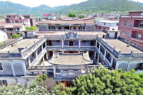 中國僑網(wǎng)村民通過古驛道遠(yuǎn)渡重洋,帶回當(dāng)?shù)亟ㄖ幕遄永镉胁簧僦形鹘Y(jié)合的精美建筑