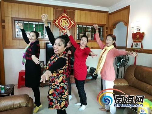 中國僑網(wǎng)羅玉瓊帶著團員在家中練舞,。南海網(wǎng)記者 高鵬 攝