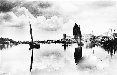 中國僑網(wǎng)老照片中,從海甸河上望去,,圖片正前方的是建于1929年的海口鐘樓,,圖片最右側(cè)的帶塔樓的建筑物即1937年落成的??诤jP(guān)大樓,。