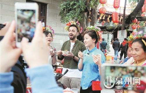 中國(guó)僑網(wǎng)泉州多元文化在直播平臺(tái)上引起“圍觀(guān)”(張九強(qiáng) 攝)
