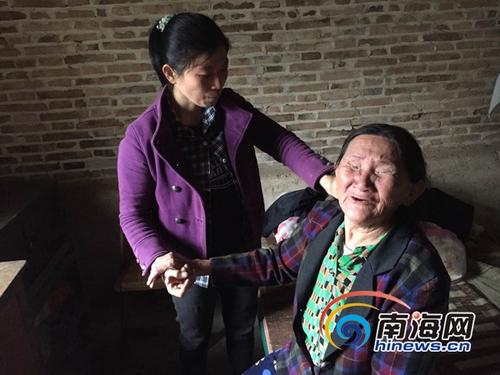 中國(guó)僑網(wǎng)陳云燕給雙目失明的婆婆按摩,。南海網(wǎng)記者 高鵬 攝