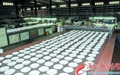 中國(guó)僑網(wǎng)廣東健誠(chéng)高科玻璃制品股份有限公司研發(fā)的高白度日用玻璃陶瓷制品的關(guān)鍵技術(shù)應(yīng)用性強(qiáng),,已經(jīng)形成產(chǎn)業(yè)化生產(chǎn),,有利于推動(dòng)產(chǎn)業(yè)的轉(zhuǎn)型升級(jí),。圖為該企業(yè)生產(chǎn)車間一角。 本報(bào)記者 陳宏文 攝