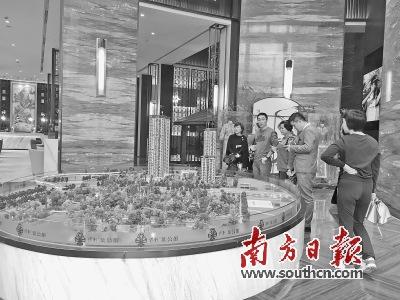 中國僑網(wǎng)千燈湖片區(qū)某樓盤已停止認籌,仍有不少購房者前來咨詢,。韓夢蕾 攝