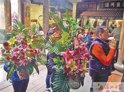 中國僑網(wǎng)圖為信眾們虔誠朝拜媽祖,,為媽祖獻(xiàn)上鮮花,。