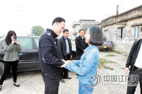 中國(guó)僑網(wǎng)在派出所民警的熱心幫助下,,鐘海蓮終于找到了自己外祖父曾居住的房屋,。