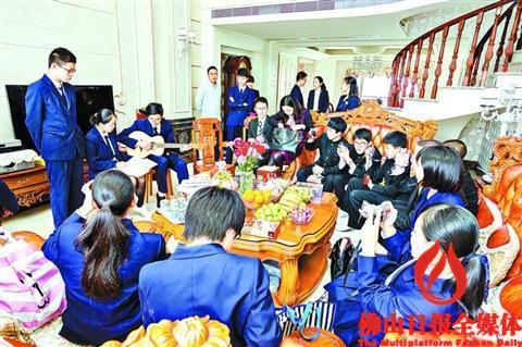 中國僑網(wǎng)今年是伊丹市師生代表團(tuán)第21次到訪我市,。昨日,,伊丹師生到佛山市實(shí)驗(yàn)學(xué)校學(xué)生的家里做客,,兩市學(xué)生進(jìn)行了聯(lián)歡交流,。/佛山日報實(shí)習(xí)生 楊偉健 攝