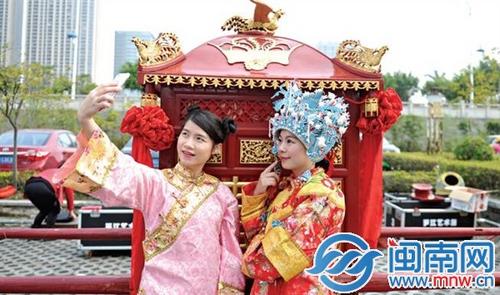 中國(guó)僑網(wǎng)與美麗新娘合影,。