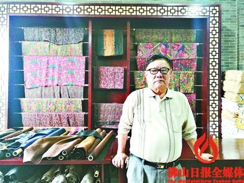 中國(guó)僑網(wǎng)梁珠與他的香云紗,。(謝煒君 攝)