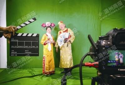 中國(guó)僑網(wǎng)david purnelld(右)跟學(xué)生體驗(yàn)清宮劇拍攝。