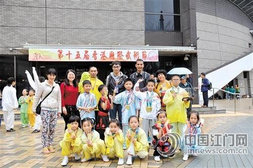 中國僑網(wǎng)太極健兒獲獎后合影留念,。學校供圖