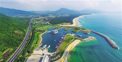 中國(guó)僑網(wǎng)高空鳥瞰萬寧華潤(rùn)石梅灣國(guó)際游艇會(huì),濱海美景盡收眼底,。本報(bào)記者 張茂 攝