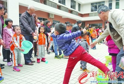 中國僑網(wǎng)自閉癥兒童與幼兒園小朋友一起做游戲,。 本報(bào)記者 莊園 攝