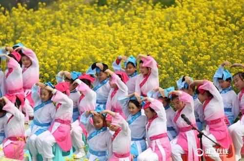 中國僑網(wǎng)小朋友們在花海里朗誦節(jié)目《弟子規(guī)》,。