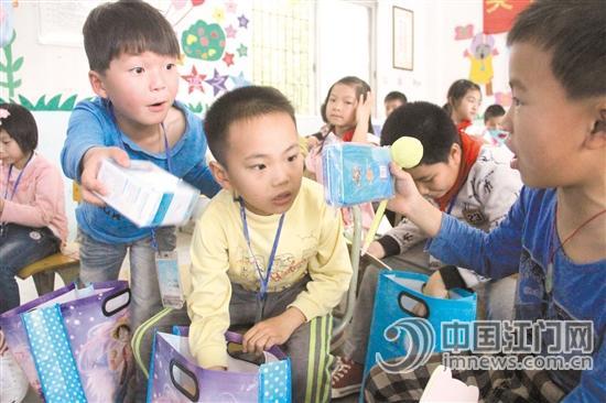 中國(guó)僑網(wǎng)留守兒童們收到了禮物顯得十分開心,。
