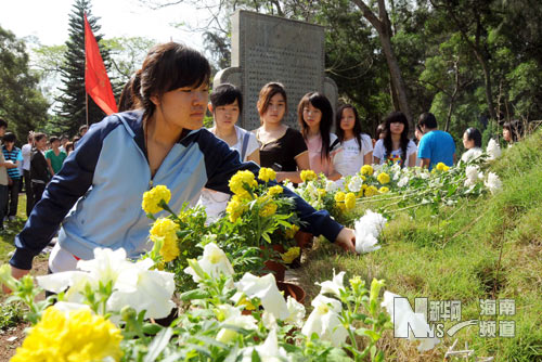 中國僑網(wǎng)清明節(jié)學(xué)生們?yōu)橄攘耀I(xiàn)上鮮花,。(圖片來源:新華網(wǎng)/郭程 攝)