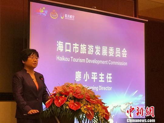 中國(guó)僑網(wǎng)“海口旅游推介座談會(huì)”上,,??谑新糜伟l(fā)展委員會(huì)主任廖小平向東南亞旅游業(yè)界進(jìn)行推介。王子謙 攝