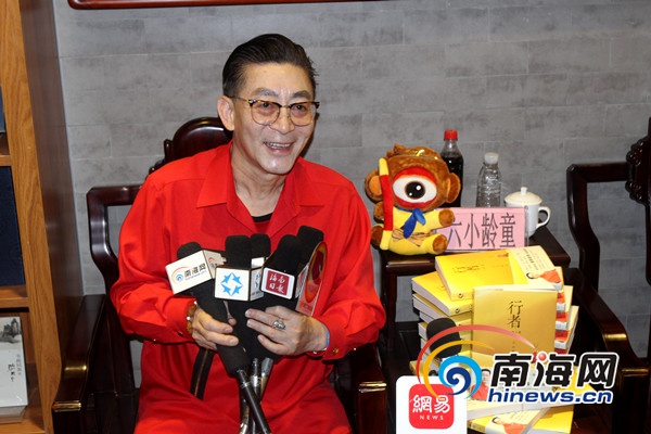 中國僑網(wǎng)我國著名表演藝術(shù)家六小齡童接受海南媒體采訪,。記者 陳望 攝