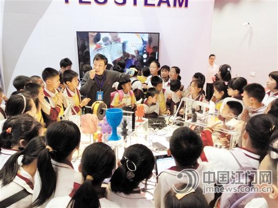 中國僑網(wǎng)學生們圍觀有米教育公司展出的3D打印設備,。