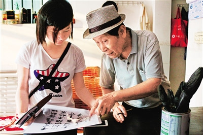 中國僑網(wǎng)官國云講訴他對書法的心得,。