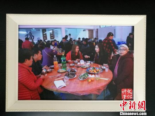 中國僑網(wǎng)資料圖:僑鄉(xiāng)青田送文化禮堂出國門,。王宇提供