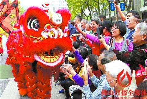 中國僑網(wǎng)獅舞嶺南——南國醒獅團(tuán)受市民歡迎,。