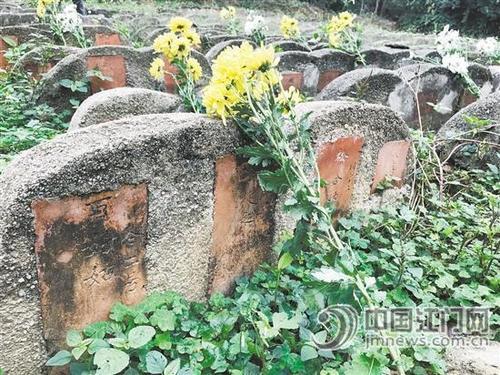 中國僑網(wǎng)資料圖:3月23日,江門市人大華僑外事工委在新會區(qū)金牛山華僑義冢墓園向“先僑”獻(xiàn)花 攝/江門日報記者 趙可義