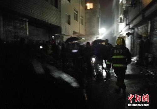 中國僑網(wǎng)3月31日,,據(jù)瑞安市政府新聞辦公室官方微博“瑞安發(fā)布”消息,,30日晚上10時20分,浙江省瑞安市塘下鎮(zhèn)韓田村中心街后2間民房,,因煤氣爆炸發(fā)生倒塌,。房屋內(nèi)有2人被困(系房主夫妻)。31日凌晨,,成功救出一名被困對象,,目前已送醫(yī)治療;凌晨4時,,搜救出另一名受困人員吳某(男,,64歲,塘下鎮(zhèn)韓田村人),,經(jīng)醫(yī)生確診已無生命體征,。目前現(xiàn)場正在清理中,具體原因也在進一步調(diào)查核實。圖為當?shù)叵赖染仍藛T在現(xiàn)場緊張救援,。(陳裕杰 攝)