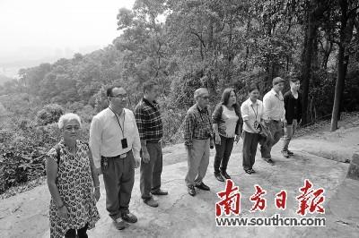 中國僑網(wǎng)孫國雄(左四)攜夫人孫秀蘭到家鄉(xiāng)中山市南朗鎮(zhèn)翠亨村祭掃先祖墓地,。