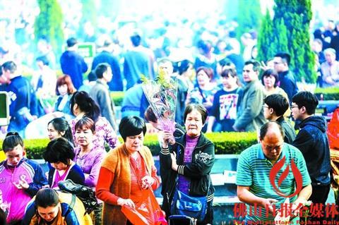 中國僑網(wǎng)昨日(4月4日)上午,市民在佛山市殯儀館祭祀?yún)^(qū)祭拜先人,。/佛山日報記者 王偉楠攝
