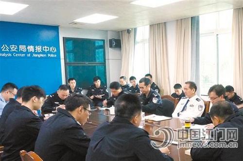 中國僑網(wǎng)市公安局副局長姚亮(白衣)組織專業(yè)隊召開動員部署會議,。
