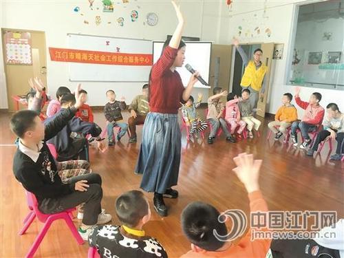 中國(guó)僑網(wǎng)音樂治療師聶慧帶領(lǐng)孩子們進(jìn)入了音樂治療的神秘領(lǐng)域,。